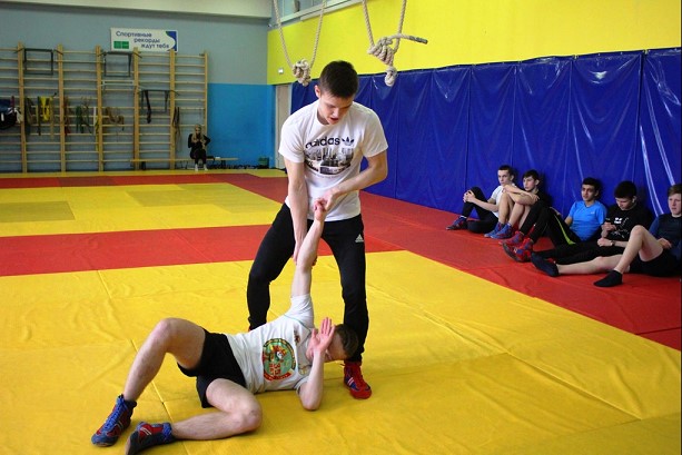 Самозащита без оружия для VIII ступени (20-24 лет).